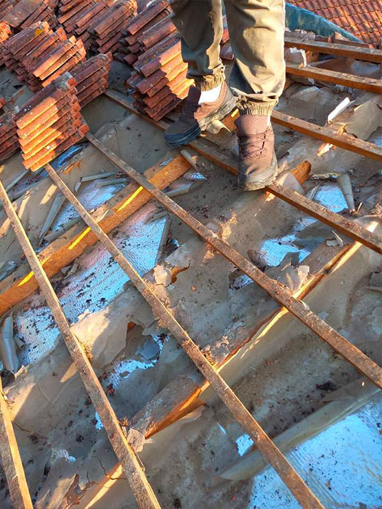 Artisan couvreur pour tous vos travaux de couverture à Montesson - Établissement Broly dans les Yvelines (78) Artisan couvreur pour tous vos travaux de couverture à Montesson - Établissement Broly dans les Yvelines (78)